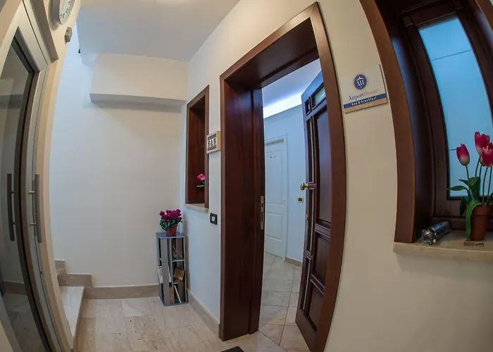 Airport House Oda ve Kahvaltı 4*