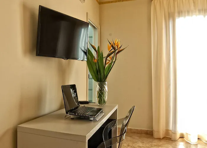 Airport House Oda ve Kahvaltı 4*