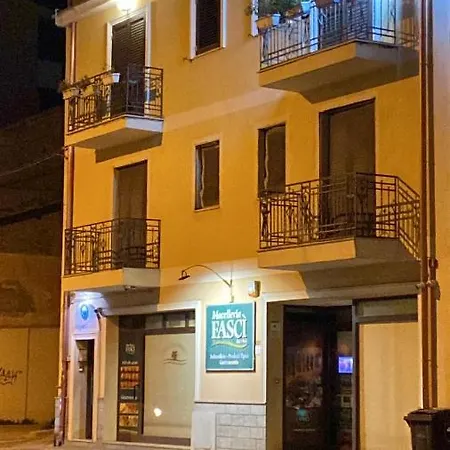 Airport House فندق مبيت وإفطار ريجّو دي كالابريا