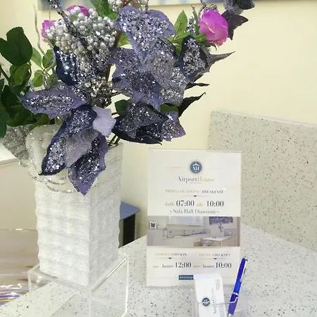 فندق مبيت وإفطار Airport House 2*