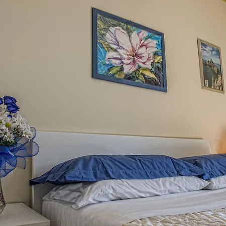 Airport House Bed & Breakfast 4*