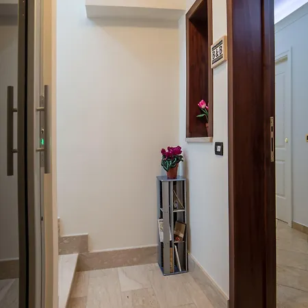 Airport House 4*
