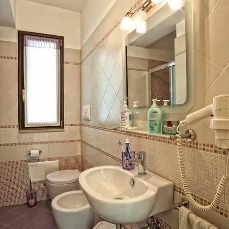 Airport House فندق مبيت وإفطار 2*