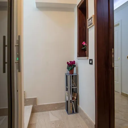 فندق مبيت وإفطار Airport House 2*