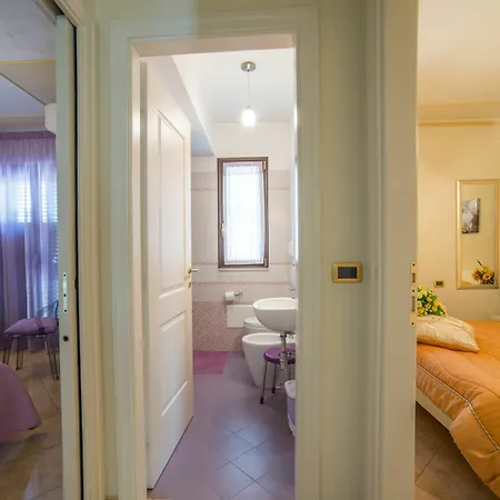 Airport House 2*