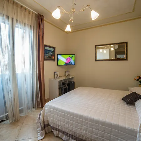 فندق مبيت وإفطار Airport House ريجّو دي كالابريا