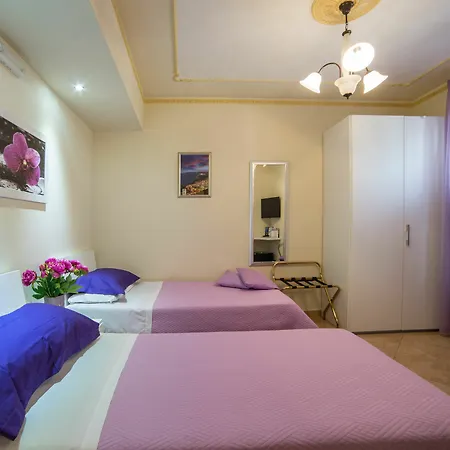 فندق مبيت وإفطار Airport House 2*
