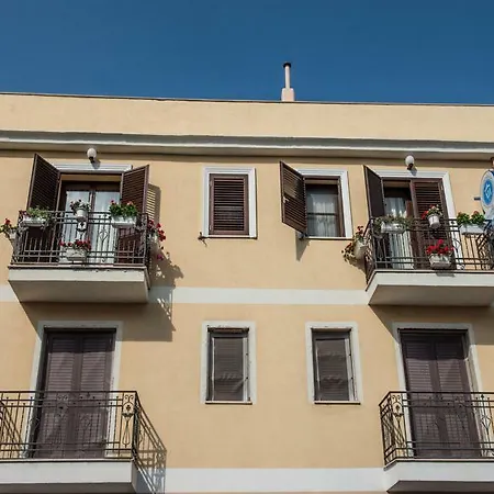 Airport House Bed & Breakfast 4*