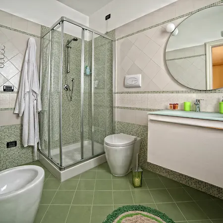 Airport House 2*