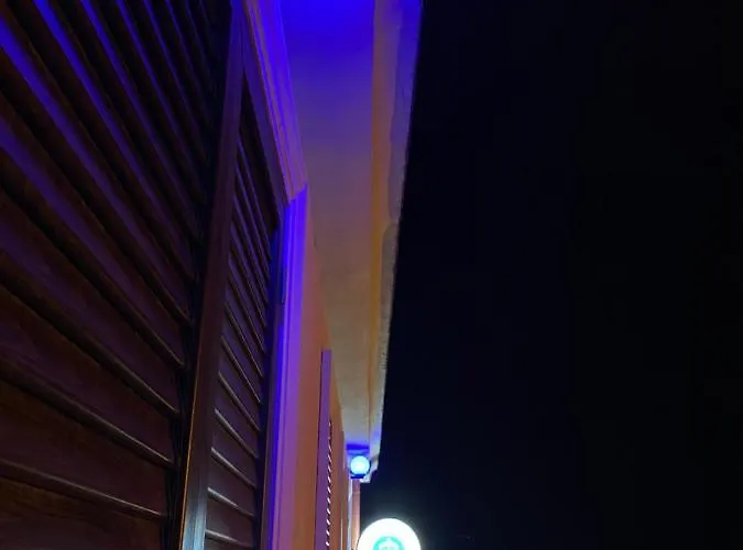 Airport House فندق مبيت وإفطار 4*