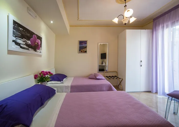 فندق مبيت وإفطار Airport House 4*